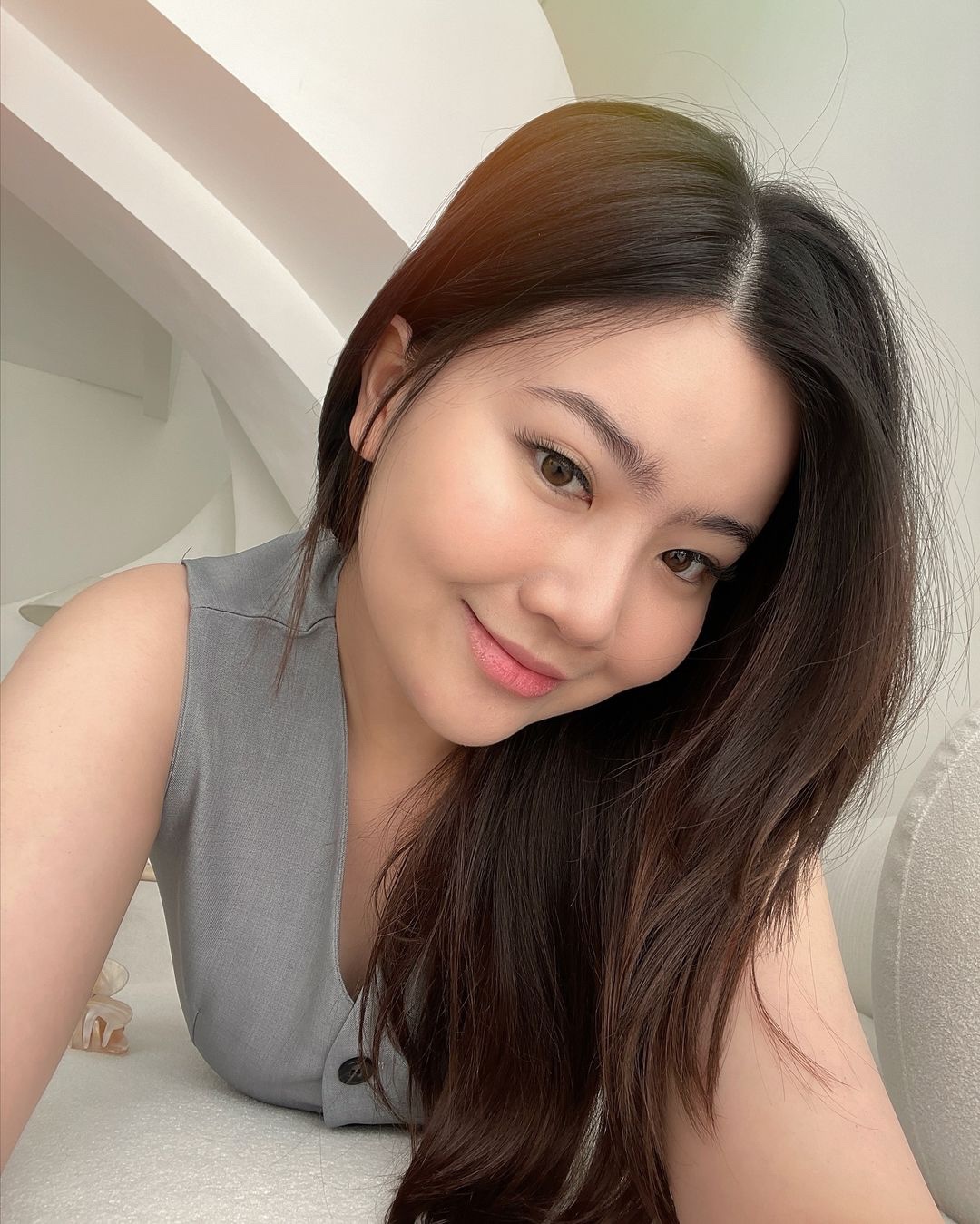 @brigittatifanny wearing IRISHA Glass Brown